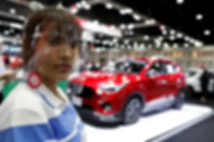 SPG MG mengenakan face shield di Bangkok International Motor Show 2020
