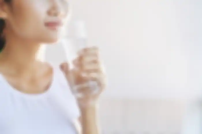 Ilustrasi minum air putih 