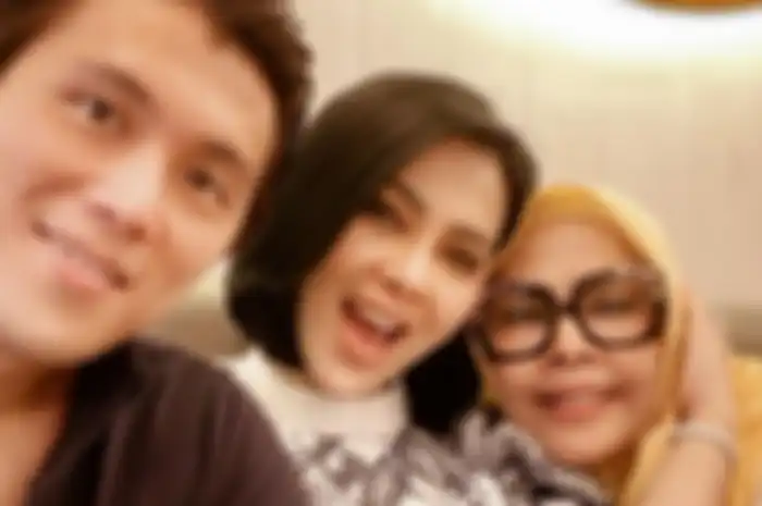 Posisi tangan Reino Barack saat makan bersama sang ibu mertua jadi sorotan hingga bikin netizen gagal fokus 
