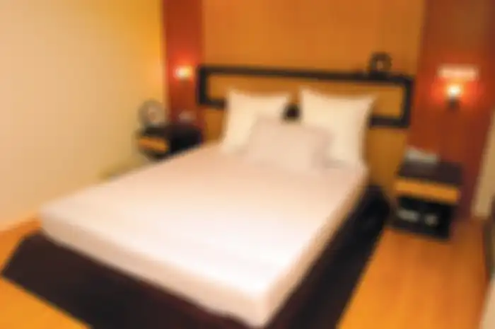 Ruang tidur yang merupakan pusat kegiatan di apartemen ini, didesain dengan gaya simpel, tapi tetap elegan.