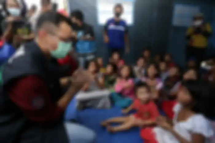 Menteri Sosial Juliari P. Batubara saat mengunjungi pengungsi banjir bandang Masamba, Luwu Utara