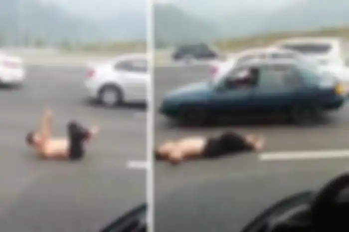 Pria yang nekat berolahraga yoga di tengah jalan tol.