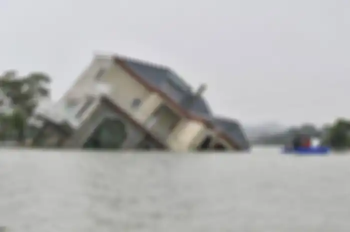 Rumah yang miring akibat diserang banjir