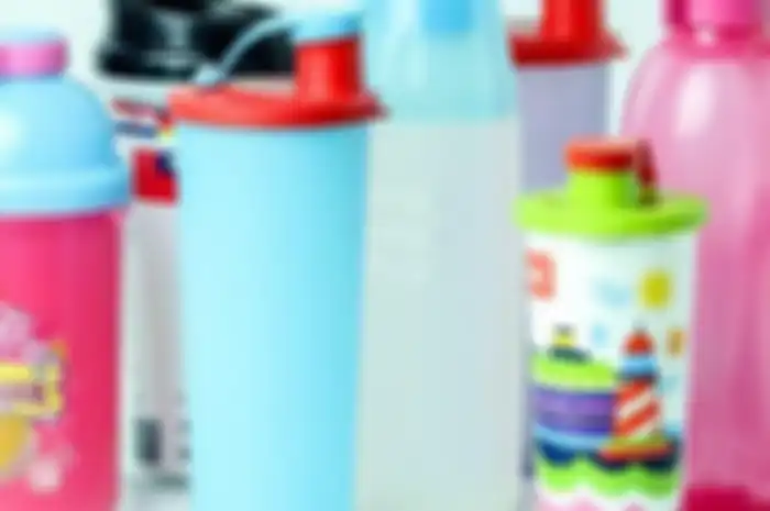 Cara tepat mencuci botol minum.