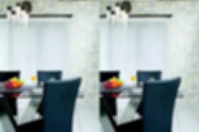 dinding sudah berpola, maka tirai dan furnitur dibuat polos sebagai penyeimbang. 