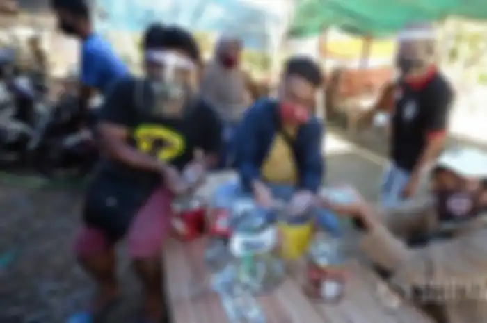 Pedagang hewan kurban di Jl Mayjen Sungkono, Surabaya, menunjukkan uang koin dari salah satu pelanggannya untuk pembelian kambing, Rabu (22/7/2020). 
