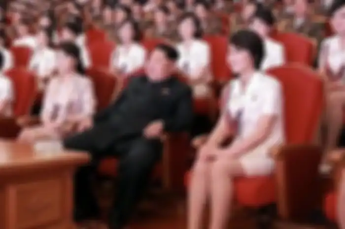 Kim Jong-Un bersama istri dan dikelilingi wanita.