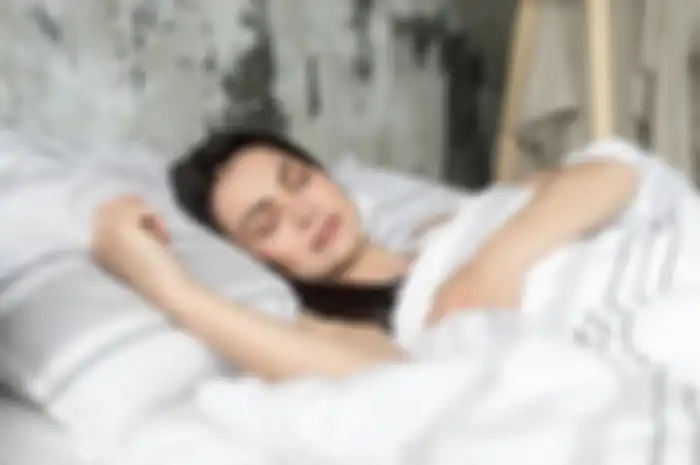 posisi tidur telentang dapat menyembuhkan berbagai macam penyakit dan bikin awet muda.