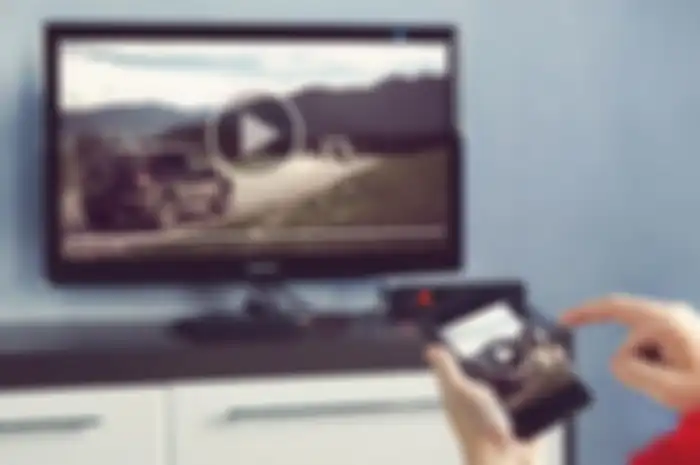 ilustrasi menghubungkab smartphone dan TV 