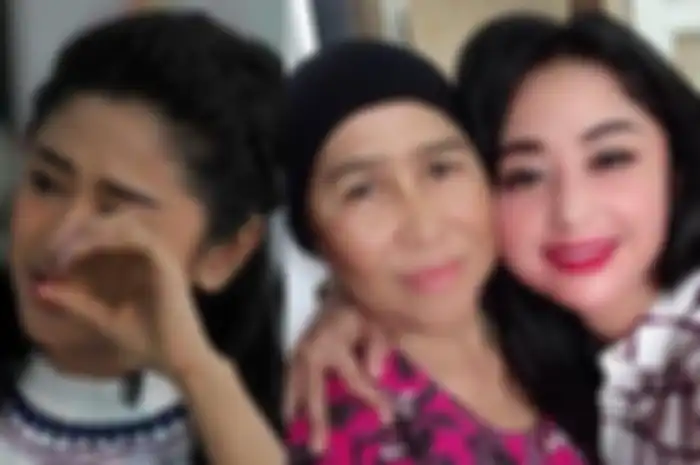 Setelah kuliti aib menantunya hingga diumbar kemana-mana, Ibu mertua Dewi Pessik akhirnya ngemis maaf pada DP