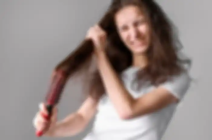 Ilustrasi wanita menyisir rambut.