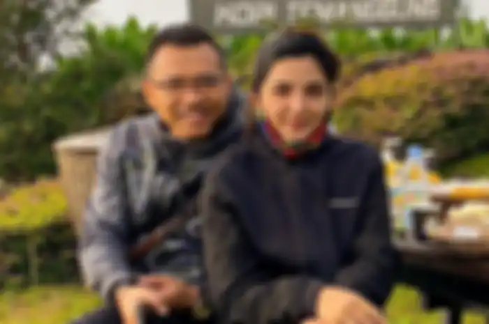 Ashanty Dipeluk Anang Hermansyah dari Belakang