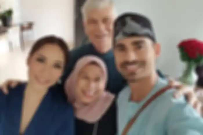 Bunga Citra Lestari, mendiang Ashraf Sinclair, dan keluarganya