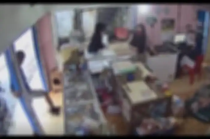 Tangkapan layar video viral seorang pria tampak menginjak kepala kucing hingga mati di Sampit, Kalimantan Tengah.