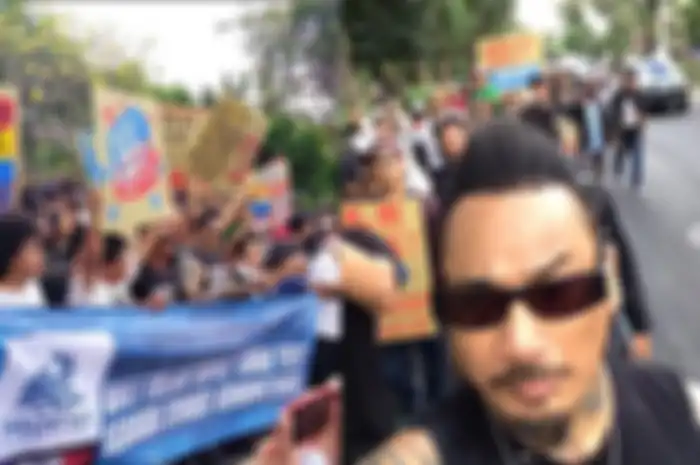 Aksi Jerinx SID bersama sekelompok massa menolak aturan wajib rapid test dan swab di Bali.