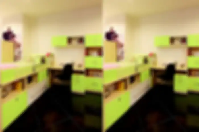 Tempat tidur, meja belajar, dan laci-laci penyimpanan dalam desain kompak multifungsi.