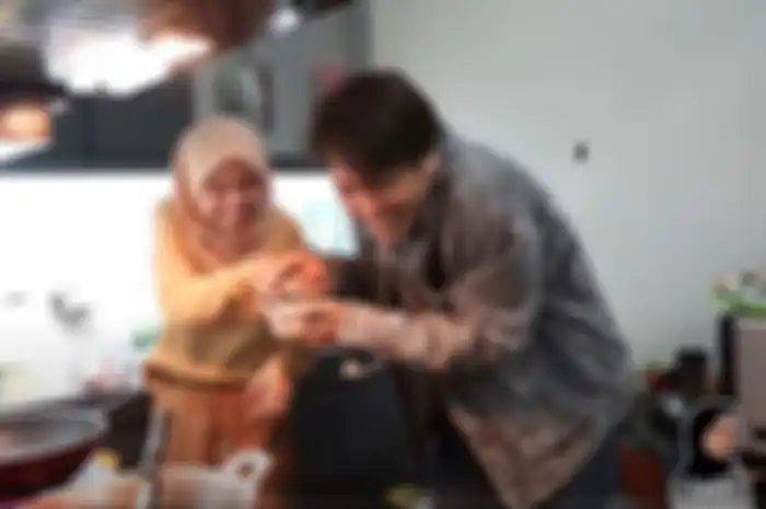 Potret Rizky Billar memegang tangan Lesty