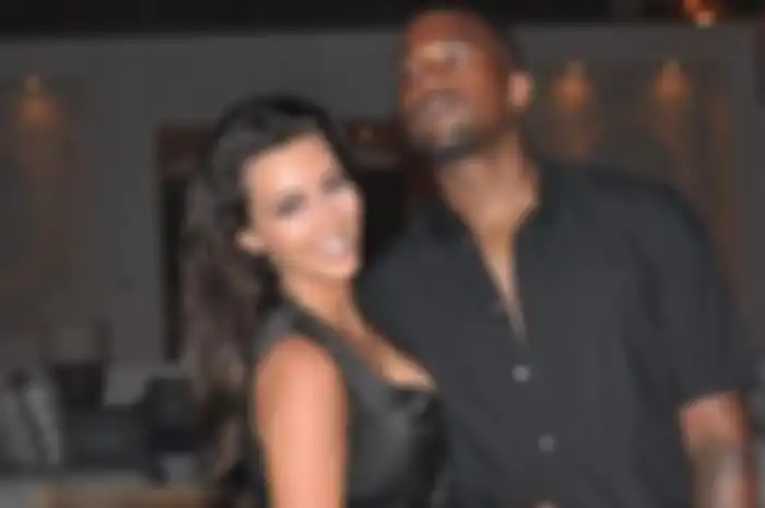Bertemu dengan Kanye West usai konflik, Kim Kardashian kedapatan menangis dalam mobil. 