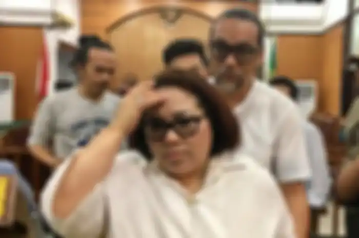 Komedian Nunung bersama sang suami, July Jan Sambiran saat ditemui di Pengadilan Negeri Jakarta Selatan, Rabu (23/10/2019)