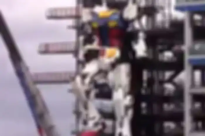 Penampakan robot gundam setinggi 18 meter bakal debut di Jepang. Terlihat hanya sisa kepala yang belum rampung.