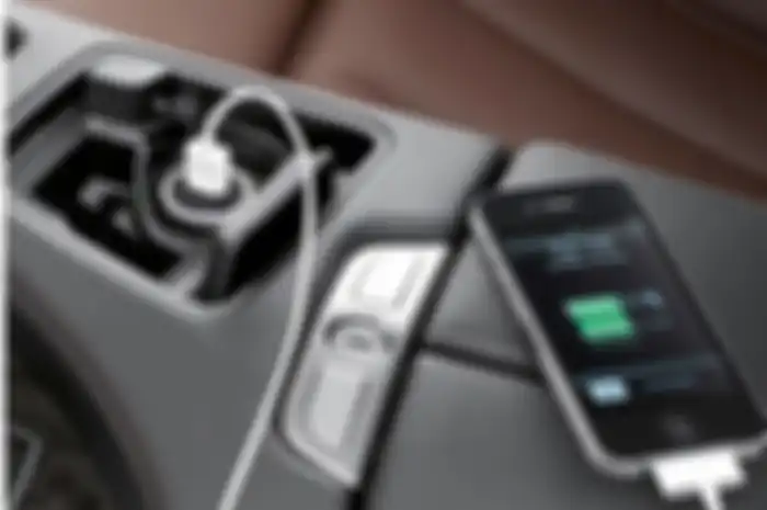Jangan lagi isi baterai ponsel di mobil, efeknya bisa buruk lho ladies