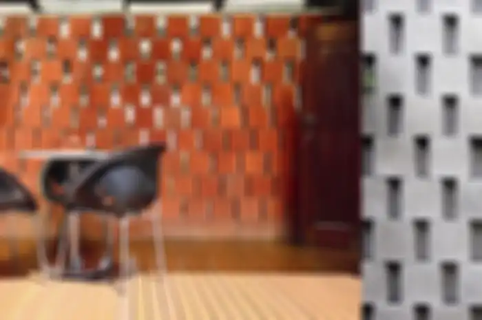 Ibrick diaplikasikan pada dinding luar di teras.