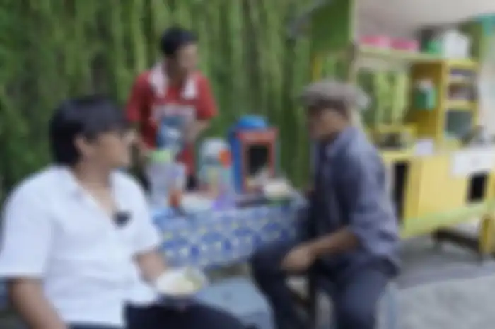Sule dan Andre Taulany saat makan di warung mie ayam Dede Sunandar.