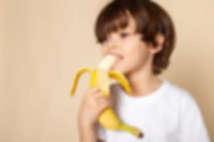 Ilustrasi makan pisang