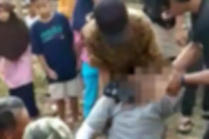 Warga berupaya mengangkat tubuh Epin Sutisna (50) yang meninggal mendadak saat akan menyembelih hewan kurban. 