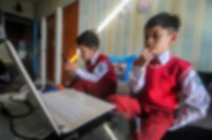 Ilustrasi siswa belajar sekolah online