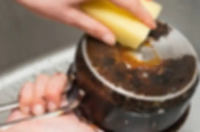 Bahan dapur ini bisa jadi pengganti abu gosok untuk bersihkan kerak hitam pada pantat panci. 