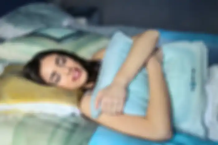 Hindari posisii tidur miring, baiknya telentang untuk membuat kulit wajah selalu kencang.