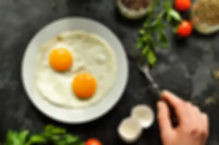 Hati-hati, inilah 5 bahaya terlalu banyak makan telur bagi kesehatan. 