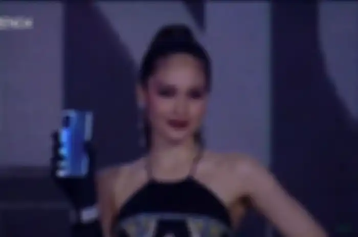 Cinta Laura dengan Oppo Reno4