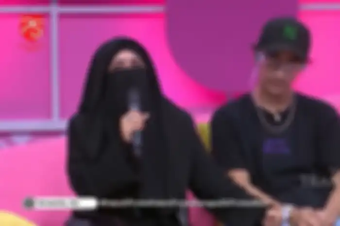 Umi Pipik menahan tangis ketika menceritakan penyakit yang menggerogotinya