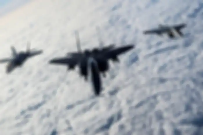ILUSTRASI. Sebuah F-35B Lightning milik Angkatan Udara Inggris (RAF), F-15E Strike Eagle Angkatan Udara AS, dan Rafale Angkatan Udara Prancis terbang di atas Selat Inggris dalam formasi selama latihan Point Blank, setelah lepas landas dari Pangkalan RAF Mildenhall,