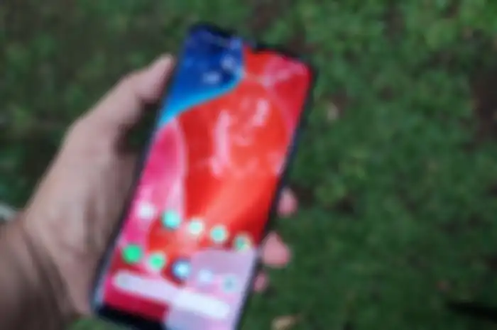 realme C15 sisi depan di bawah sinar matahari