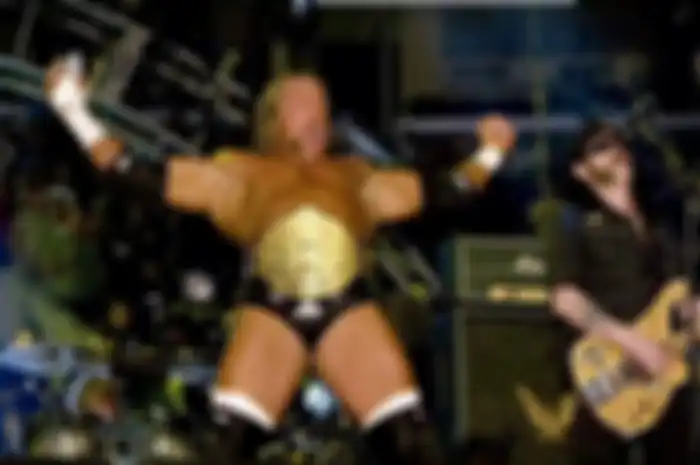 Pegulat WWE Triple H berada satu panggung bersama Motorhead