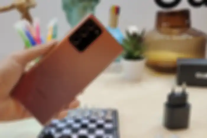 Perangkat Samsung Galaxy Note 20 Ultra versi Mystic Bronze.