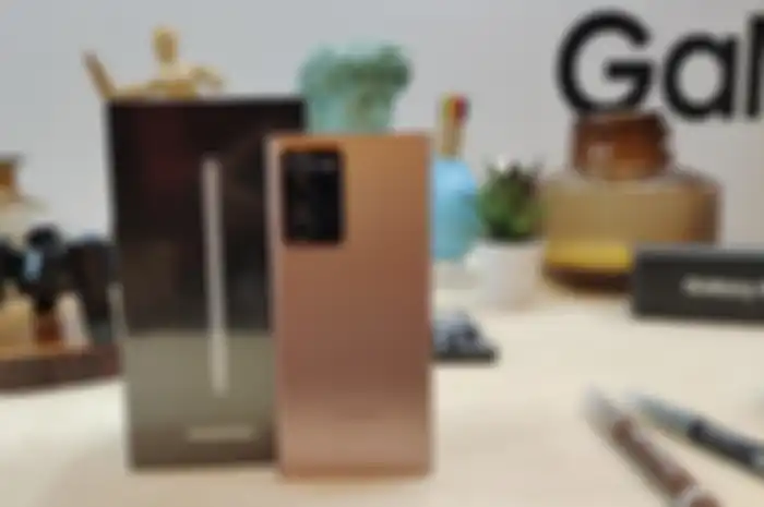 Perangkat Galaxy Note 20 Ultra bersandingan dengan box.