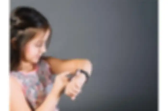 Memakai jam tangan