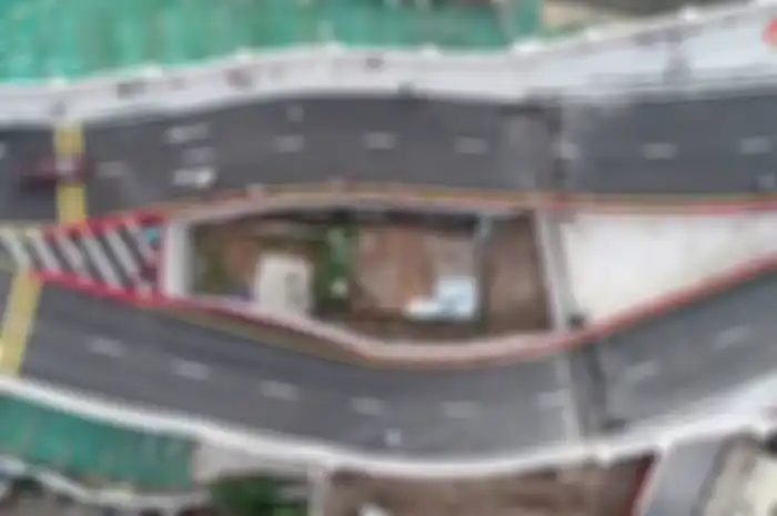 Rumah di tengah jalan layang Haizhuyong Bridge, di kota Guangzhou, Provinsi Guangdong, China.