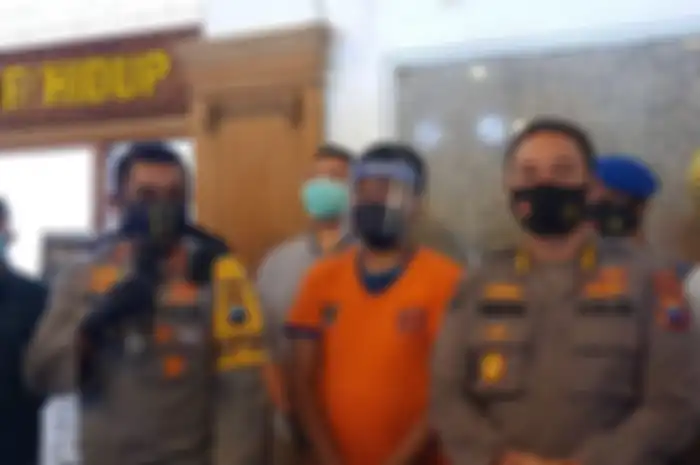 Gilang bungkus dijerat pasal UU ITE, para korban ngerasa kecewa karna bukannya dijerat pasal pelecehan seksual.