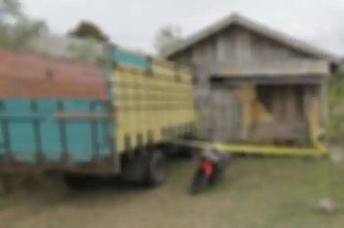 Lokasi kejadian penemuan seorang wanita bernama Arini (30) yang tergantung di mobil truk milik suaminya M (40) yang terparkir di halam rumahnya di Kampung Karang Rejo, Dusun Karang Anyar, Kecamatan Bukit, Kabupaten Bener Meriah, Rabu (12/8/2020) 
