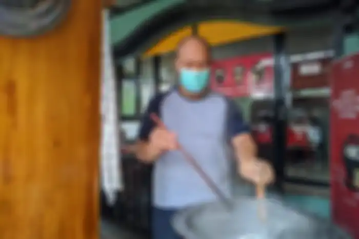 Megah Putra Perkasa pilot maskapai komersial kini menjual mie ayam untuk memenuhi kebutuhan ekonomi di tengah pandemi.