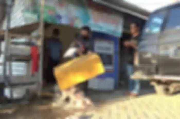 Arif Rahman Hakim, Kepala Desa Socorejo, Kecamatan Jenu, Kabupaten Tuban, Jawa Timur, marah dan membuang daging ayam yang busuk dan bau di tempat Agen penyalur program BPNT. Rabu (12/8/2020) 