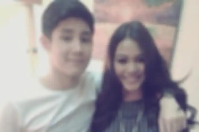 Aurel Hermansyah berfoto bersama Teuku Rassya