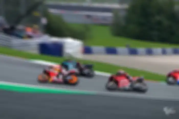 Marc Marquez dan Andrea Dovizioso melebar di tikungan ketiga lap pertama.