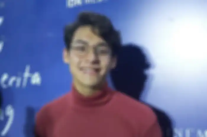 Penyanyi Ardhito Pramono dan pemeran Kale di film Nanti Kita Cerita Tentang Hari Ini (NKCTHI)