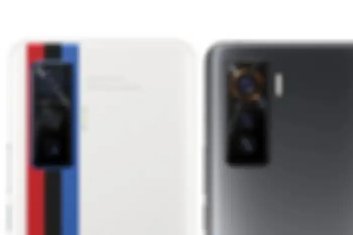 iQOO 5 Pro (kiri) dan iQOO 5 (kanan)